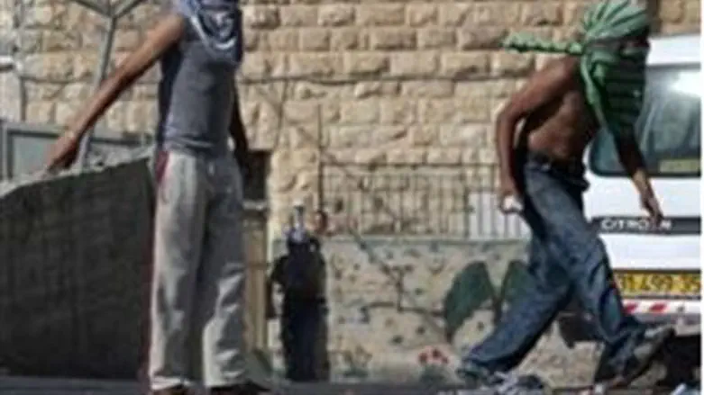 Rock throwing Arabs in Jerusalem (archive)