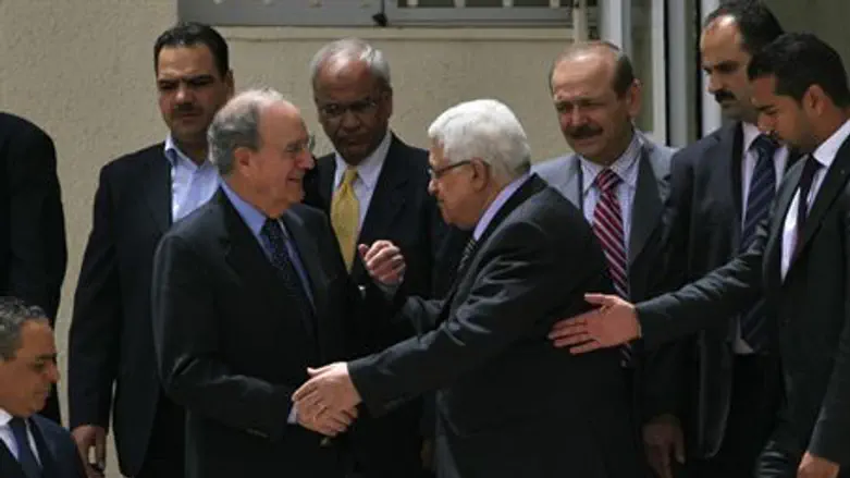 Mahmoud Abbas greets George Mitchell