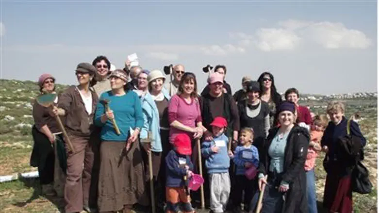 Women plant in Netzer