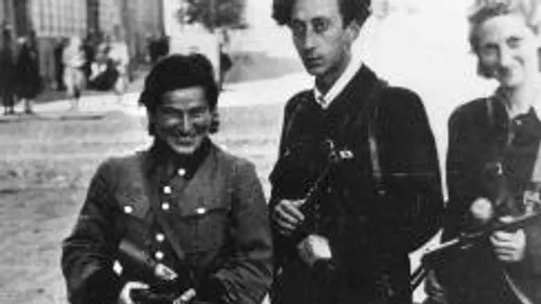 Rozka Korczak (left)