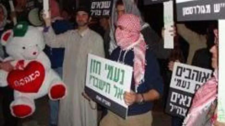 Im Tirtzu demonstrators dress as Arabs