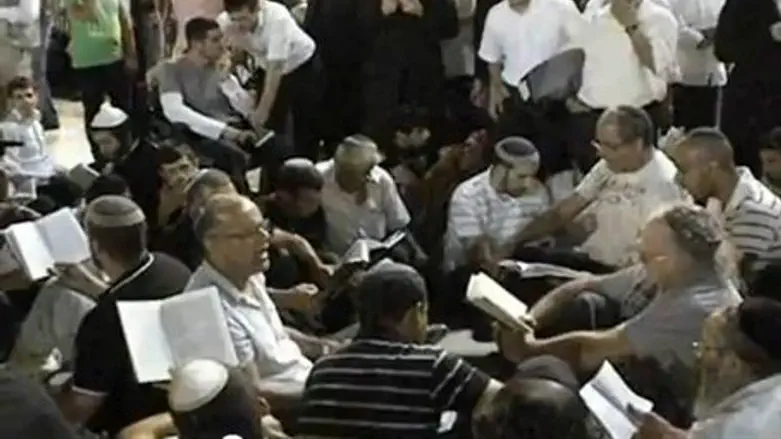 Tisha B'Av Lamentations at the Kotel