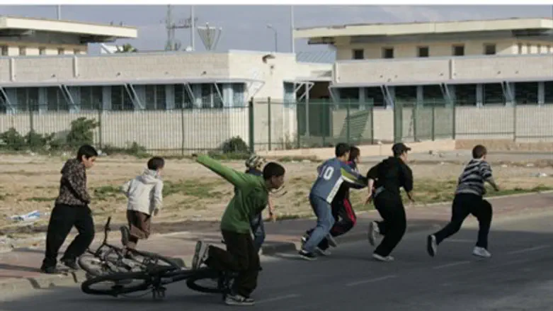 Children run for shelter in Sderot (archive)