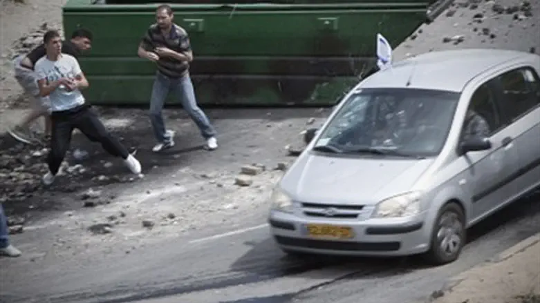 Arabs attack car (file)