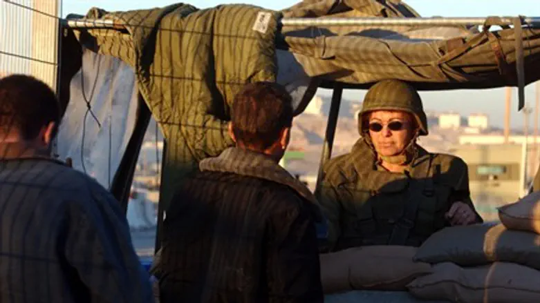 IDF checks PA Arabs at checkpoint