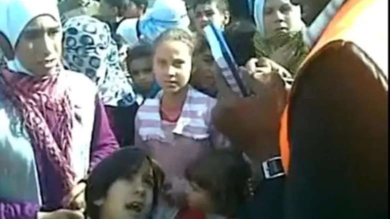 Syrian children speak with Arab League observ