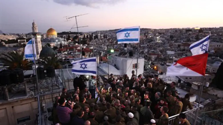 IDF recruits wave flags in Jerusalem