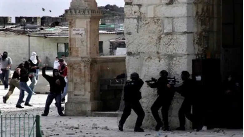 Arabs stone police, tourists on Temple Mount