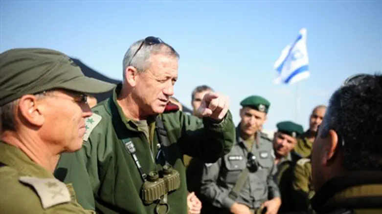 IDF Chief Benny Gantz briefs commanders