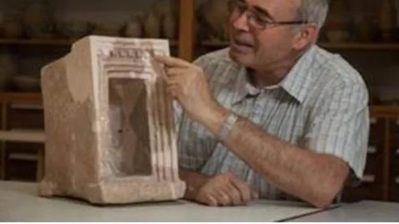 Prof. Yosef Garfinkel with a stone shrine mod