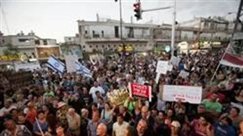 Protesters in Tel Aviv demand police crack do