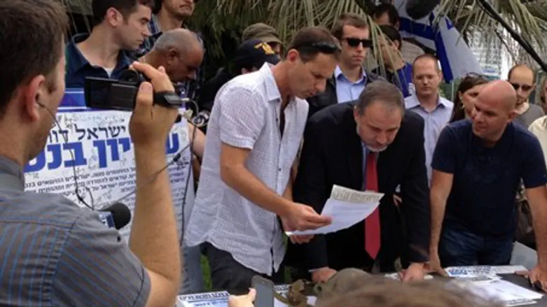 Lieberman visits the suckers tent