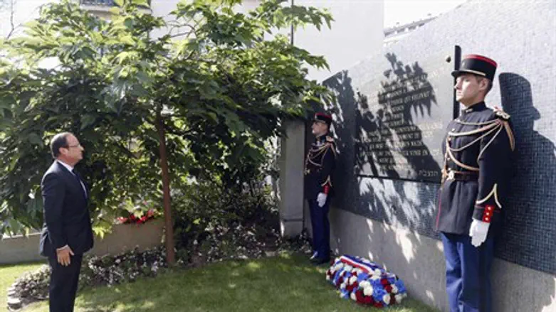 Hollande at memorial plaque