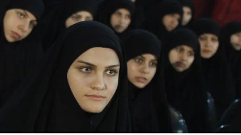 Lebanese Shi'ite women listen to Nasrallah ad