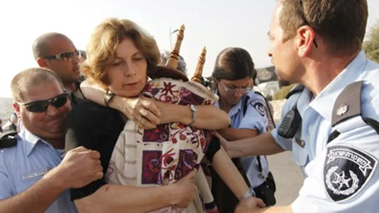 Police arrest women protesters with Torah scr