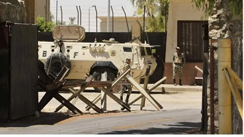Egyptian soldiers guard Rafiah crossing