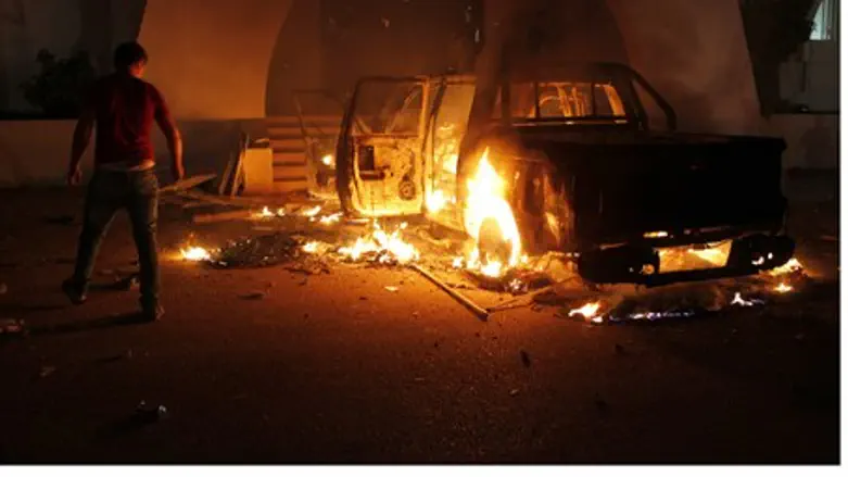 Demonstrators storm Ansar al-Shari-a headquar