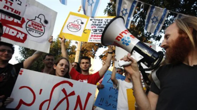 Maariv workers demonstrate.