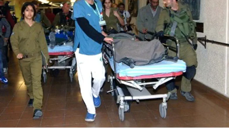  Wounded Israeli soldiers are wheeled into So