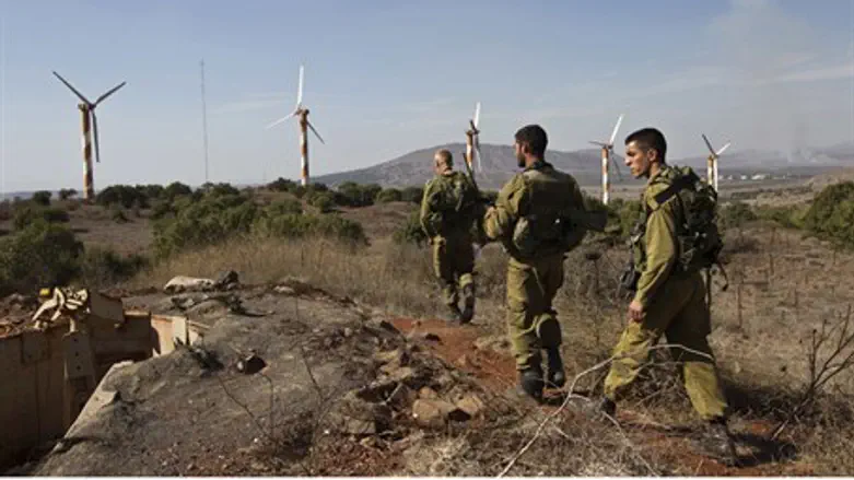 Israeli soldiers walk near Alonei Habashan cl
