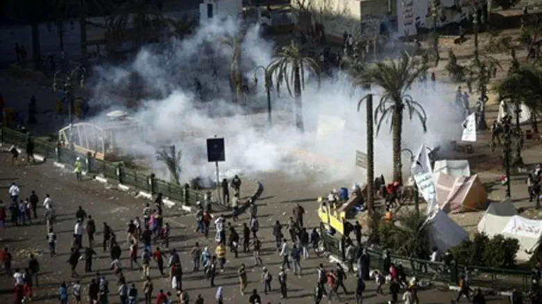Demonstrators and police clash in Cairo's Tah