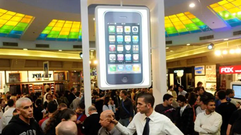 Israelis await purchase of iPhone