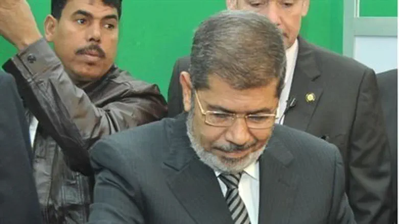 Morsi votes in referendum
