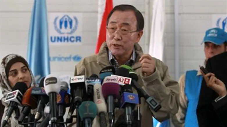  Ban Ki-moon speaks to the media during his v