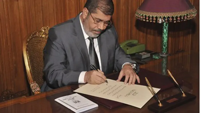 Morsi signs new constitution into law