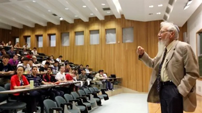  Prof. Aumann teaches 'summer camp' at Hebrew
