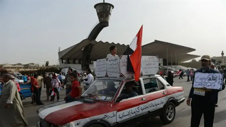 Egyptians show support for military