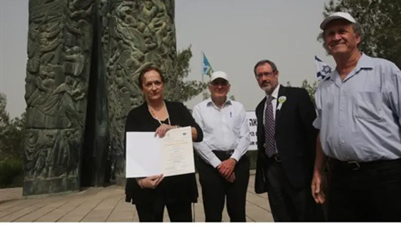 From left to right: “Jewish Rescuers Citation