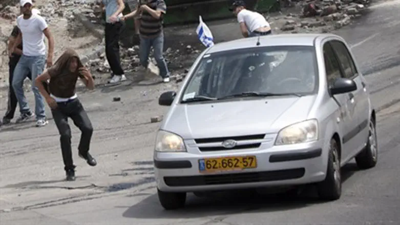 Arabs stoning an Israeli vehicle