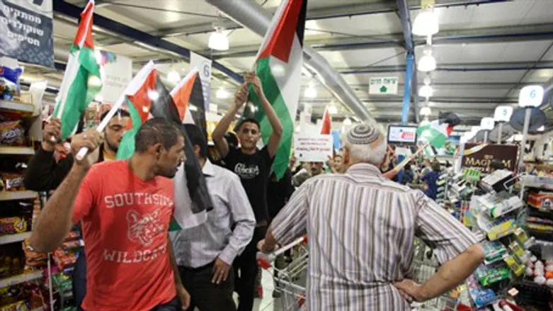 Illustration: anti-Israel boycotters