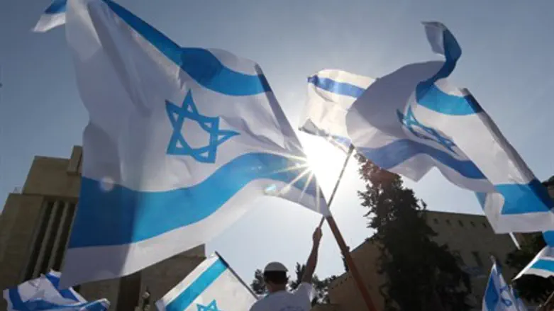 thousands wave Israeli flags in Jerusalem