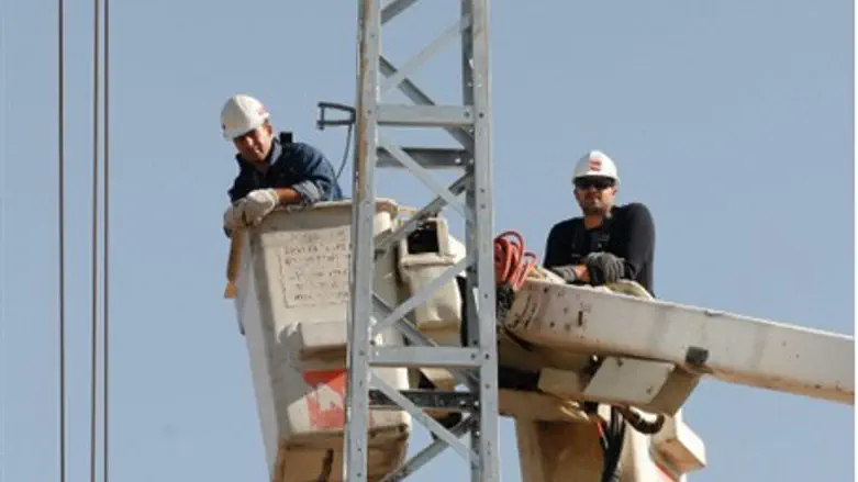 Electricity technicians at work (file)