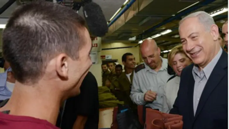 Netanyahu hands paratrooper his boots