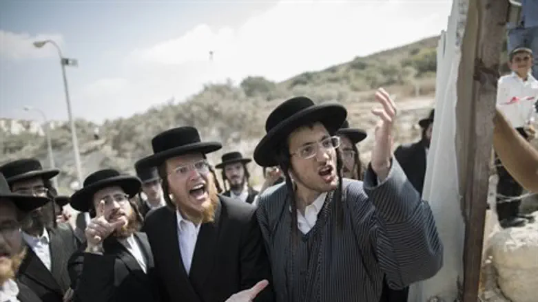 Hareidi extremists protest in Beit Shemesh
