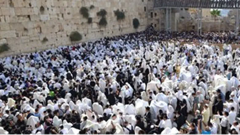Birkat Kohanot? Priestess' blessing at the Wall?