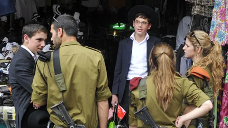 Israeli soldiers speak with hareidi boys
