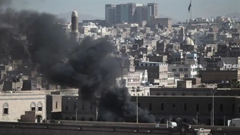 Smoke rises from Yemen's Defense Ministry after attack (file)