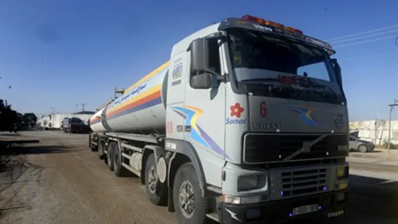 Truck carrying fuel arrives in Gaza through t