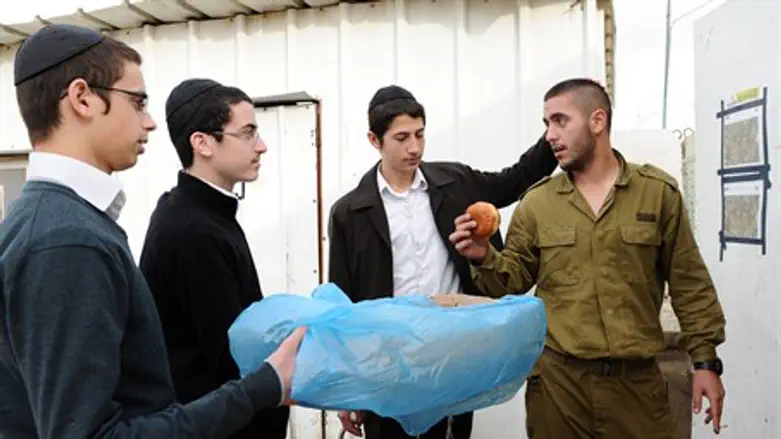 Chabad volunteers hand treats to Israeli sold