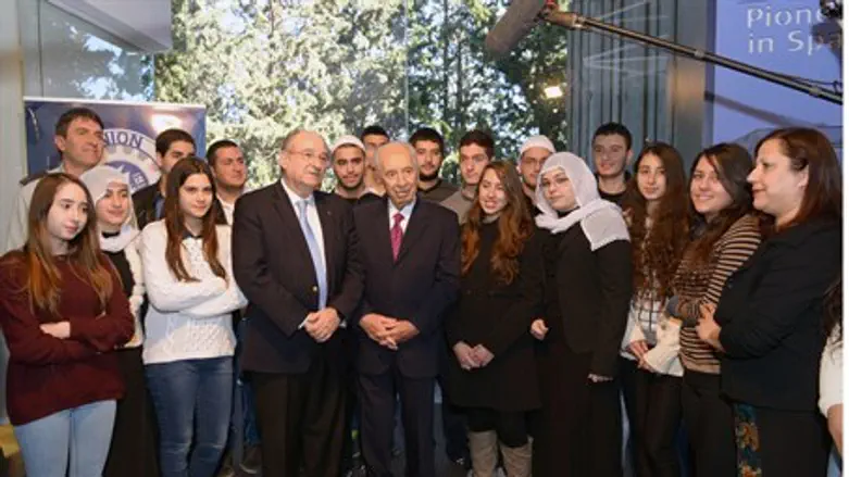 President Shimon Peres with Technion students