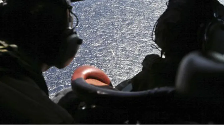 Search plane hunts for MH370 (file)