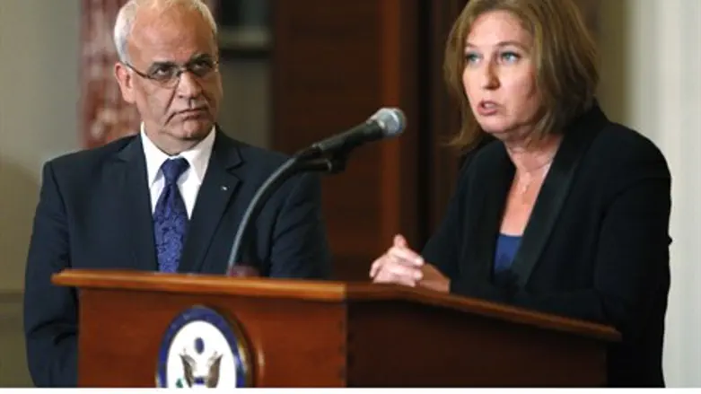 Negotiators Saeb Erekat and Tzipi Livni (arch