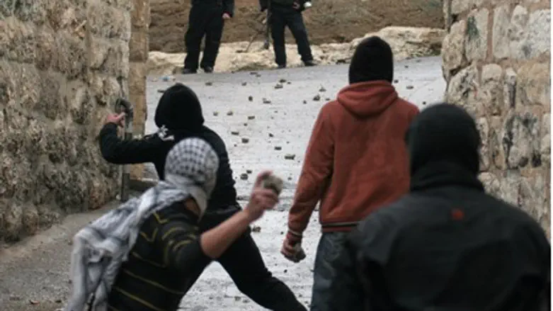 Arab rioters throw rocks at police (file)