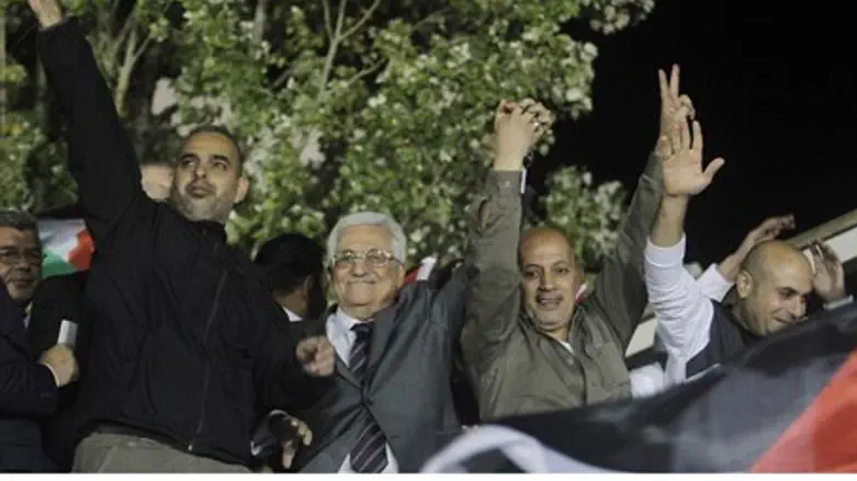 Mahmoud Abbas lauds Issa Abed Rabbo (R) as a 