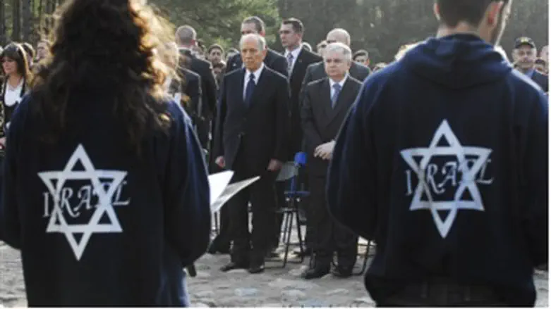Warsaw Yom Hashoah Memorail Holocaust with Peres