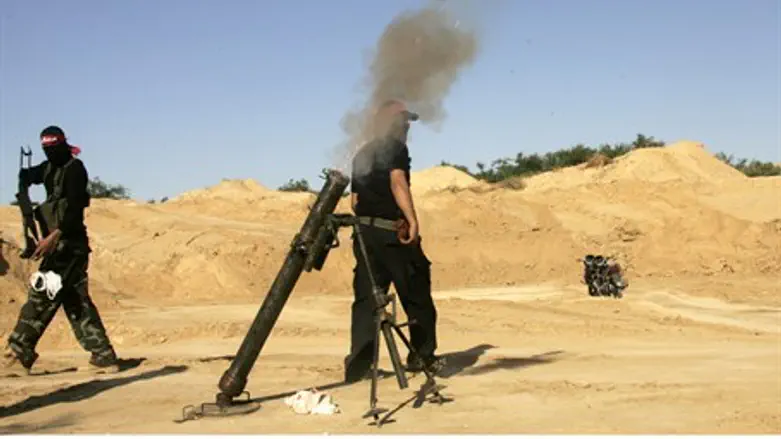 Gaza terrorists fire mortar shells (file)